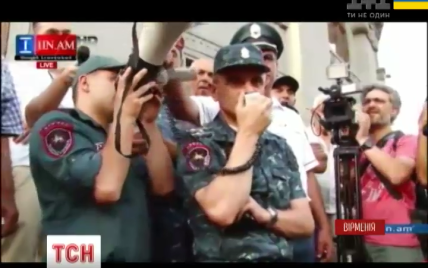 Полиция хочет, что активисты освободили проспект в центре Еревана до утра