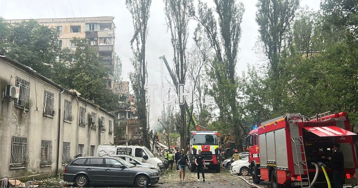 В Киеве из-под завалов достают живого человека