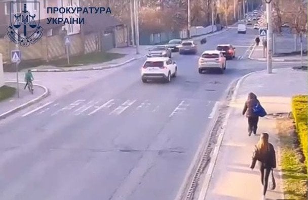 На Київщині водій збив 13-річну дівчину: дитина в комі (відео)