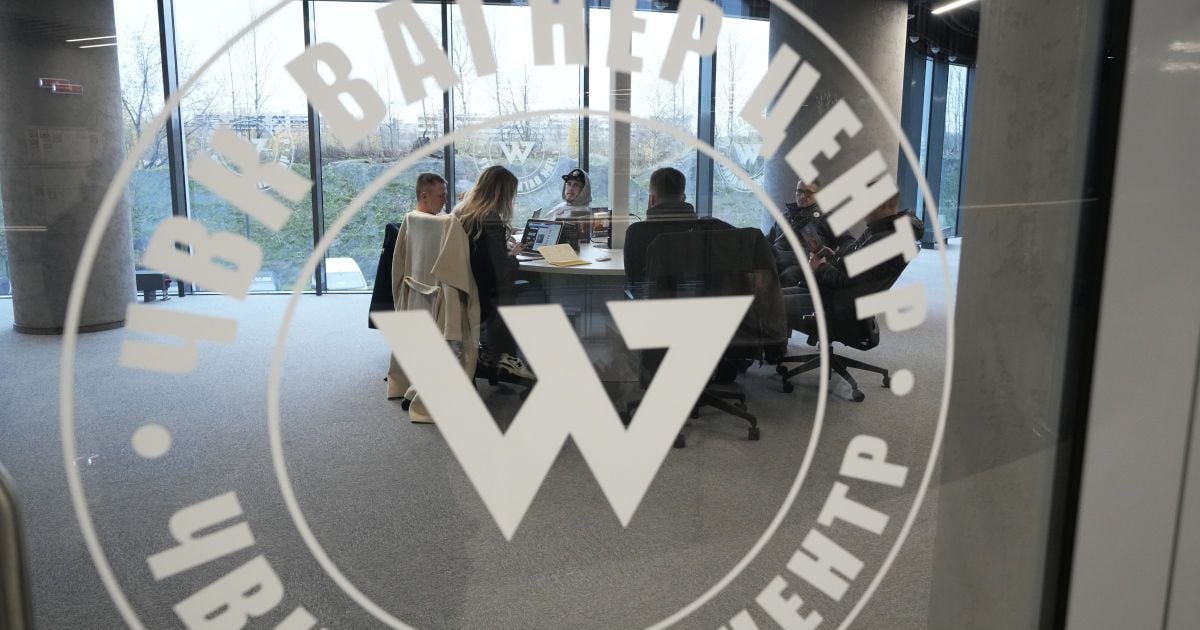 Символіка "Вагнера" та охорона з собаками: активісти виявили базу бойовиків у Болгарії