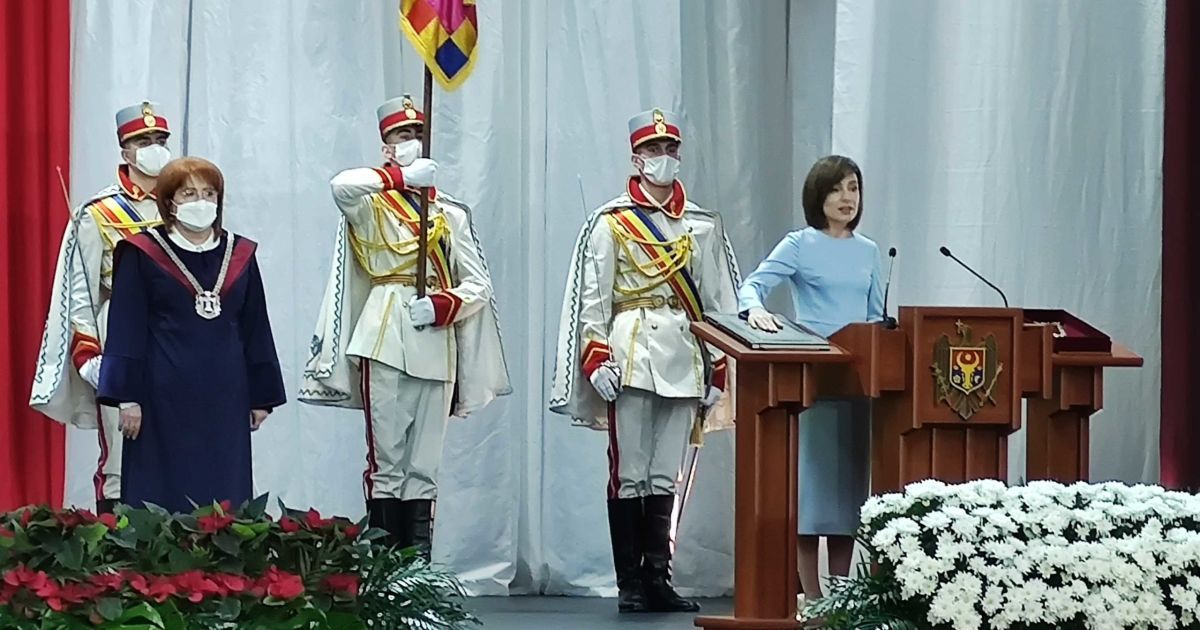 Звернулася до громадян українською та ще трьома мовами: Санду офіційно стала президенткою Молдови