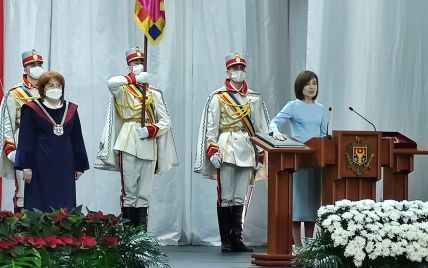 Звернулася до громадян українською та ще трьома мовами: Санду офіційно стала президенткою Молдови