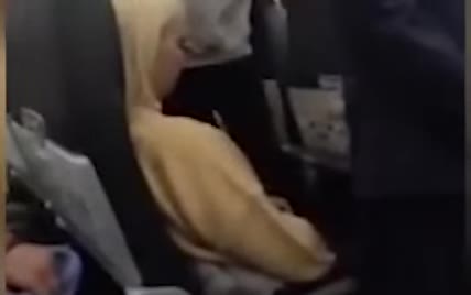 Погрожувала заточкою: пасажирка російського літака влаштувала бешкет на борту