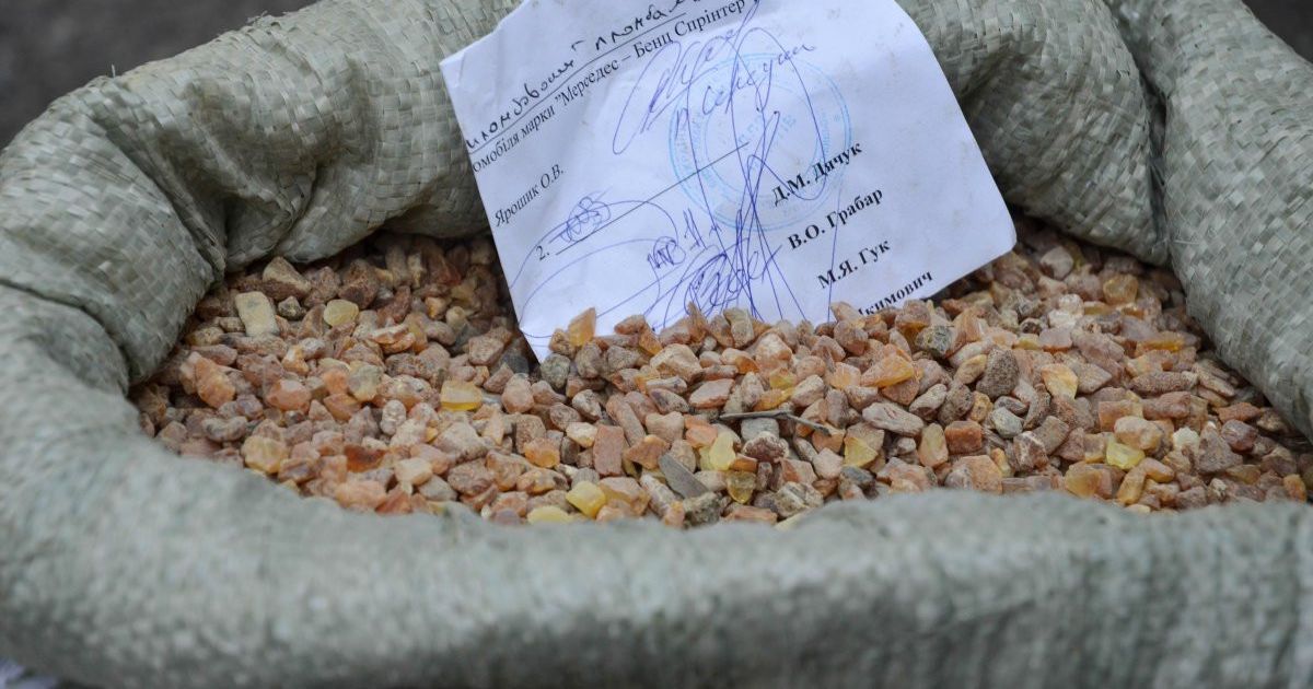 Митники упіймали на кордоні з Польщею рекордну партію бурштину