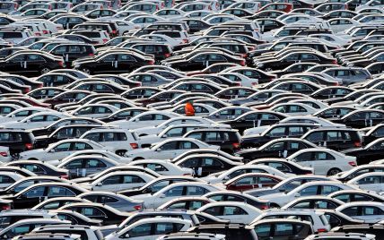 Львівські митники "кришували" незаконне ввезення понад десяти тисяч авто з іноземними номерами