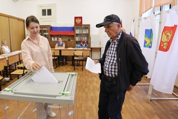 Голосувати на парламентських виборах у Владивостоці. / © Associated Press