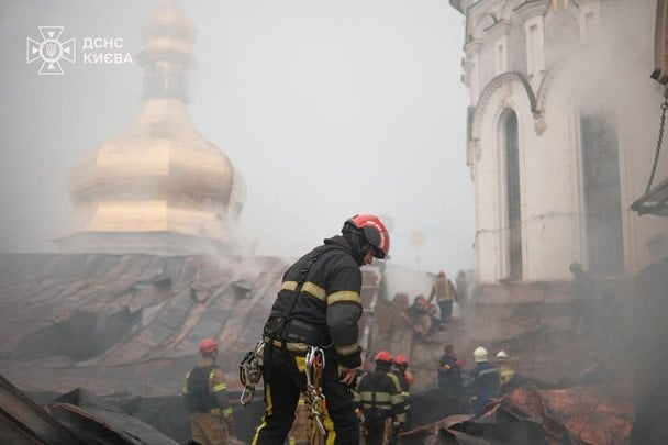 Рятувальники на місці пожежі у Лаврі / © ДСНС