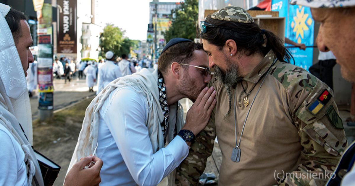 Хасид целует шеврон "азовца"