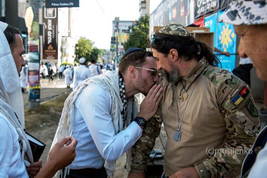В Умані на святкуванні єврейського Нового року хасид поцілував шеврон бійця