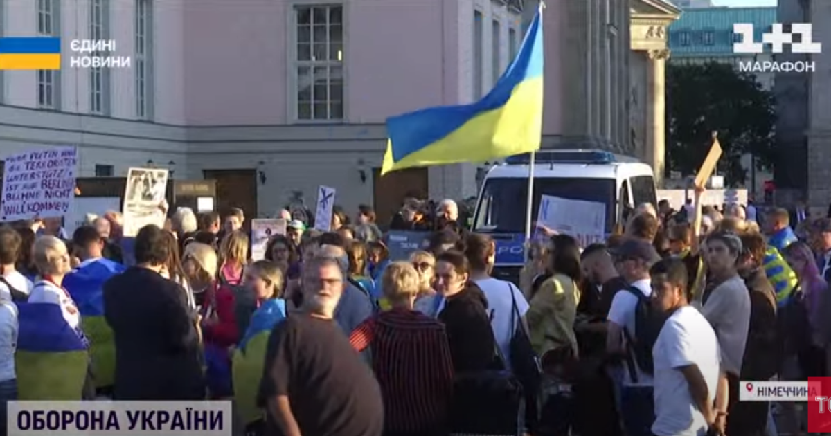 Протест против певицы-путенистки