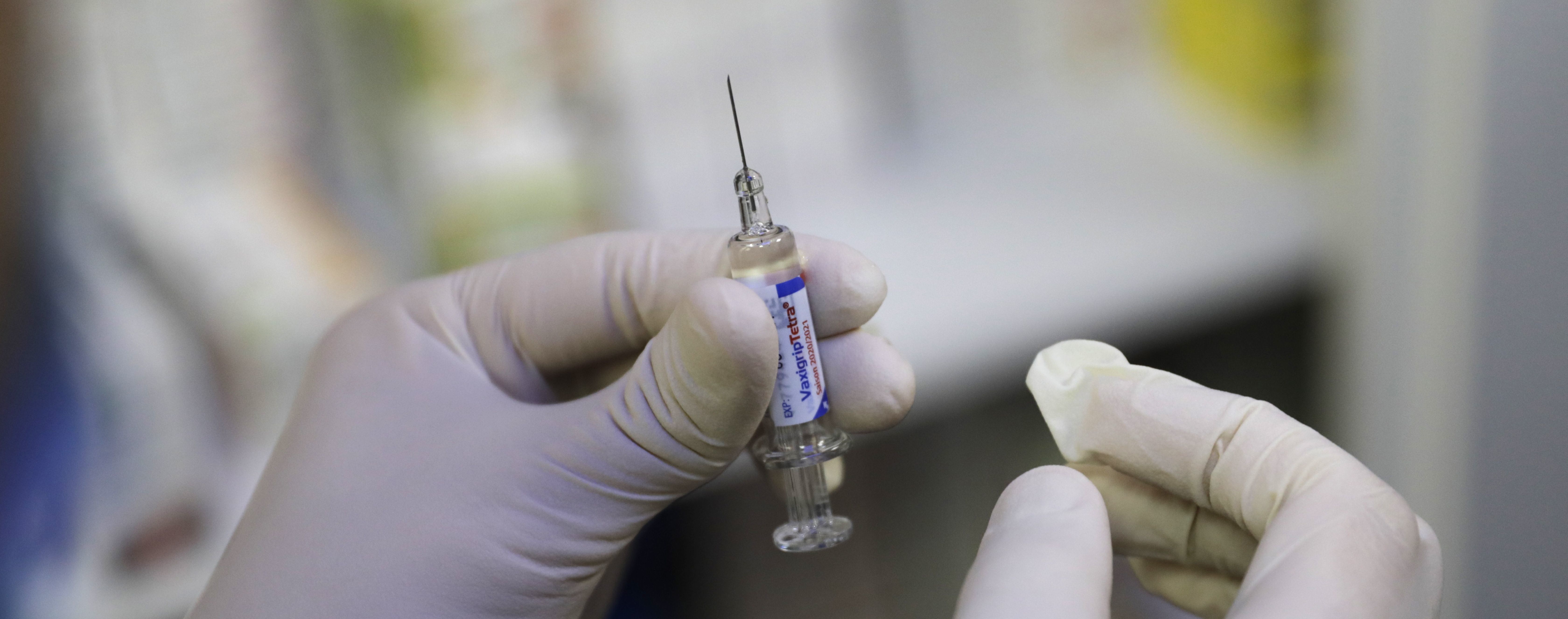 Уже в декабре Великобритания может начать применять вакцину против COVID-19