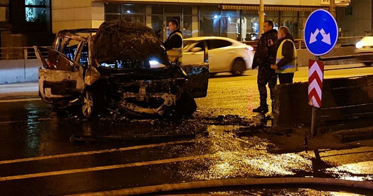 В Киеве авто с пьяным водителем протаранило бетонный парапет и взорвалось: детали