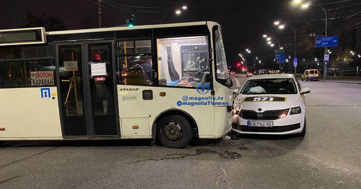 У Києві маршрутка протаранила таксі / © Магнолія-ТВ