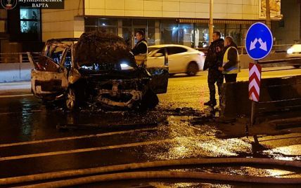 В Киеве авто с пьяным водителем протаранило бетонный парапет и взорвалось: детали