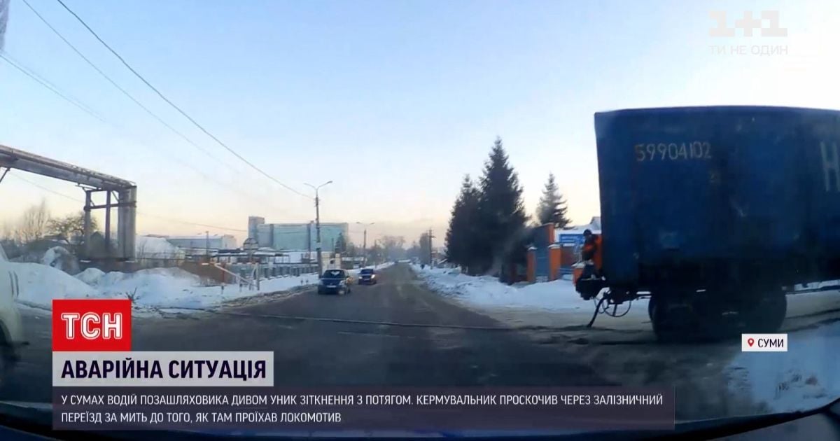 В Сумах водителя внедорожника едва не сбил поезд: появилось видео