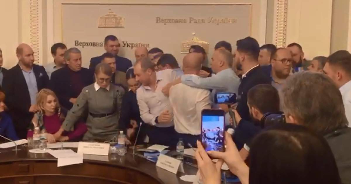 Нардепы посреди ночи устроили потасовку в Раде: Кива махал руками, а Тимошенко разбросала документы