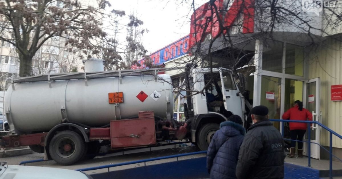 В Одесі бензовоз влетів до магазину