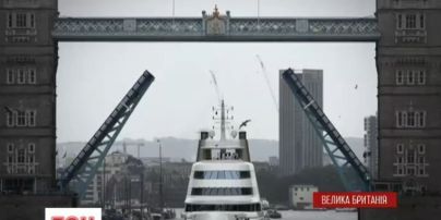 У Лондоні заради величезної яхти російського мільярдера розвели Тауерський міст