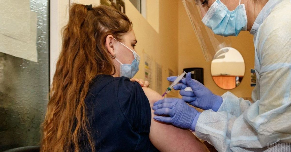 Вакцинация от коронавируса: в Минздраве сообщили, сколько уже сделали прививок по состоянию на 26 мая