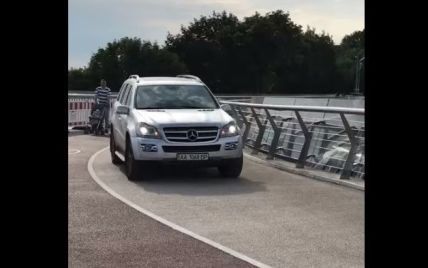 Очевидиця, яка зафільмувала "подорож" Mercedes пішохідним мостом, дала свідчення поліції