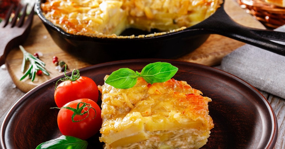 Картопляна запіканка з фаршем сиром та яйцями