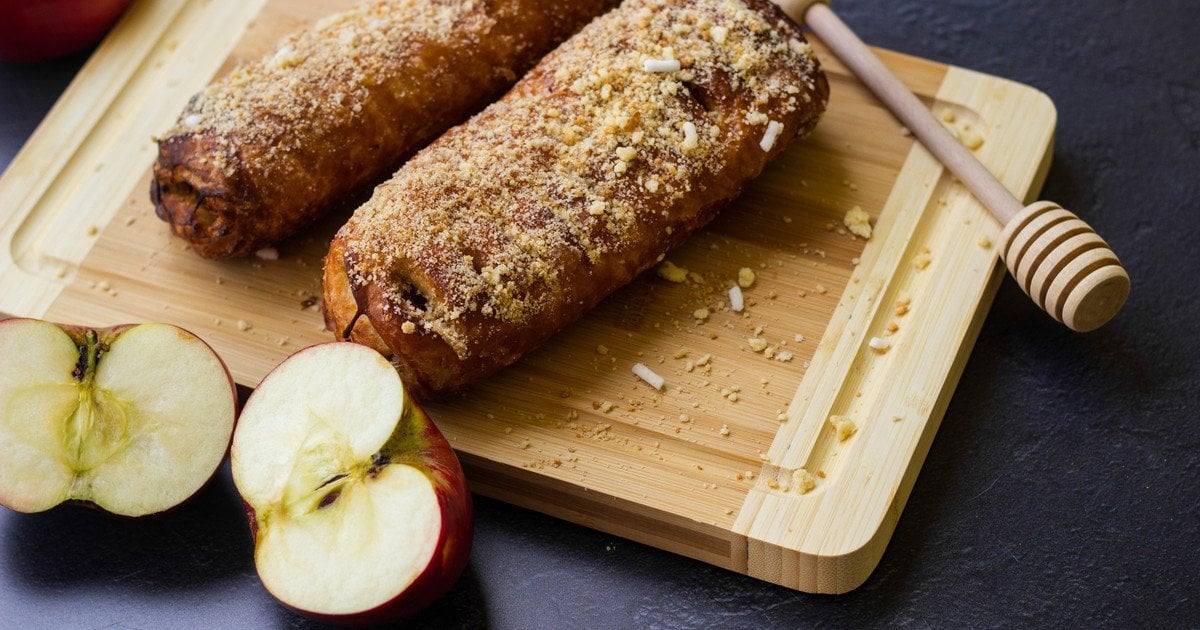 Медовий рулет із яблуками