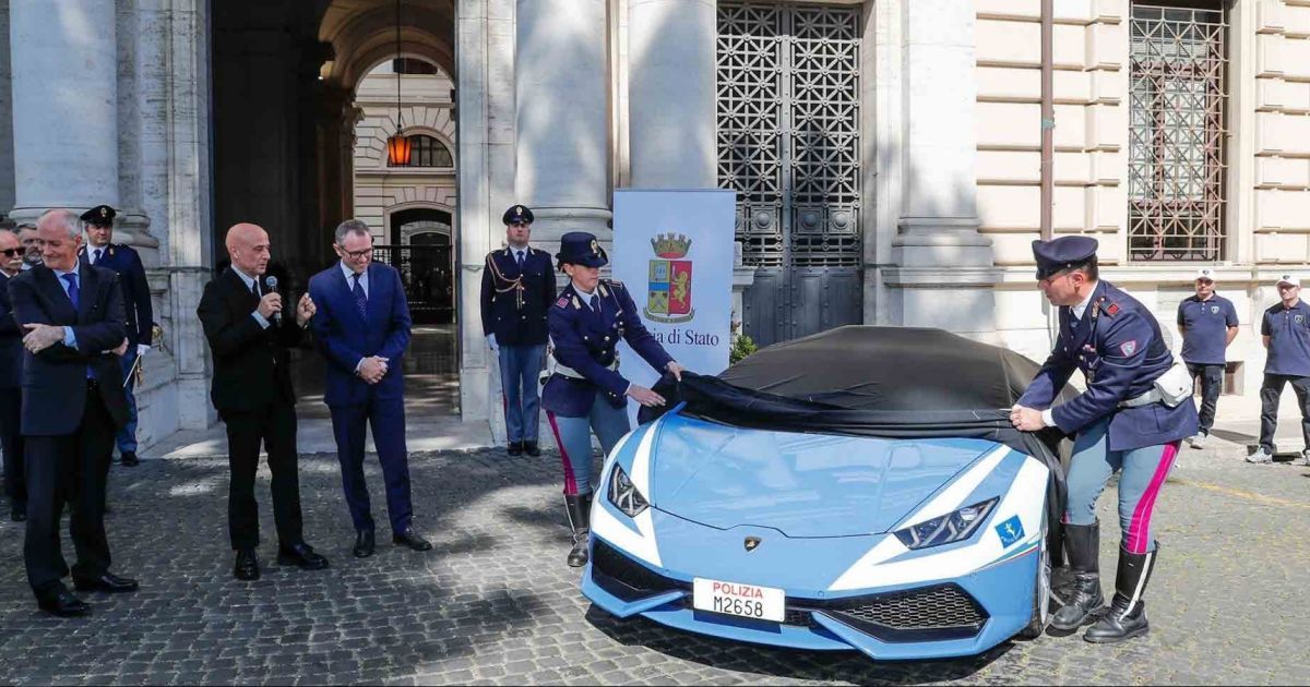 Lamborghini передала итальянской полиции суперкар Huracan