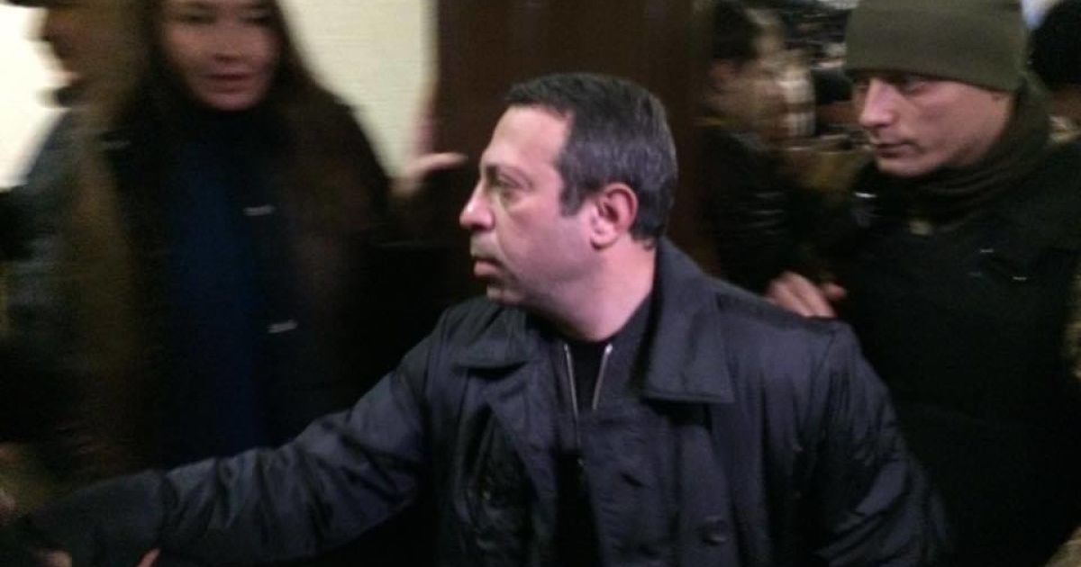 В суд вызвали полицию.