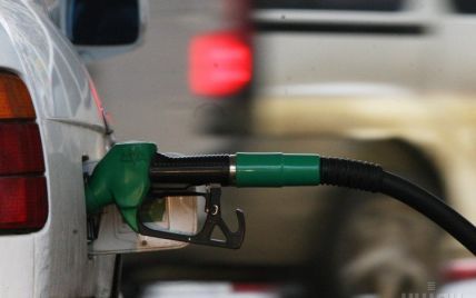 В зависимости от АЗС на литре бензина можно сэкономить или переплатить 4,6 гривны