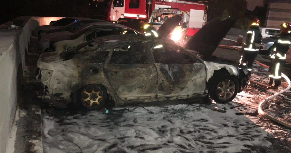 У Києві на парковці біля багатоповерхівки згоріли елітні іномарки