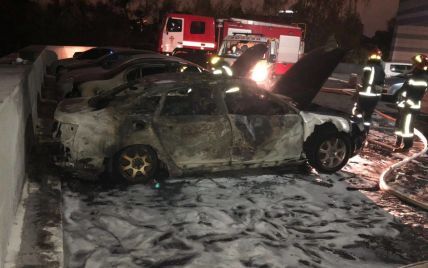 У Києві на парковці біля багатоповерхівки згоріли елітні іномарки