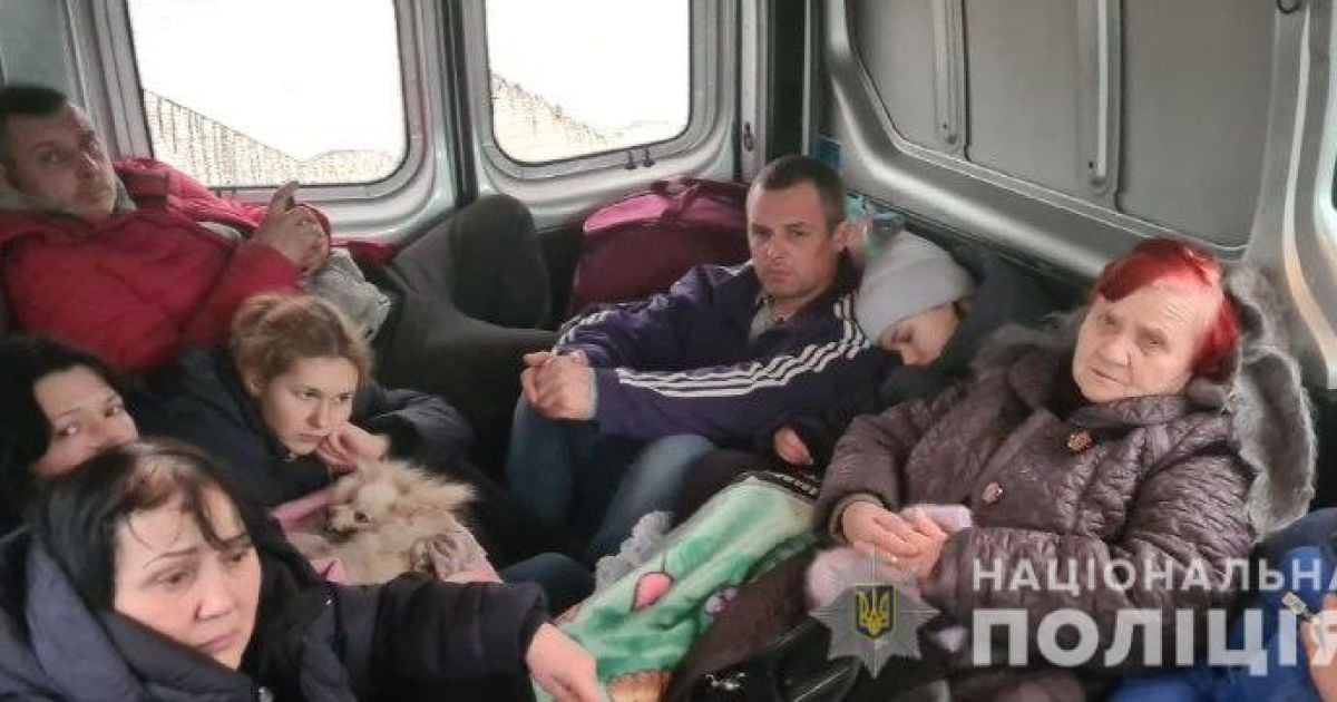 Поліцейські Дніпропетровської області евакуювали з Харкова 180 людей
