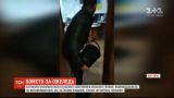 Помста за ожеледь: у Житомирі активісти насипали пісок в кабінеті віце-мера