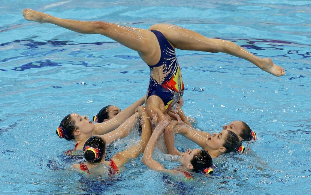 Команда сборной Израиля по синхронному плаванию выступает во время чемпионата Европы по водным видам спорта в Лондоне, Великобритания. / © Reuters