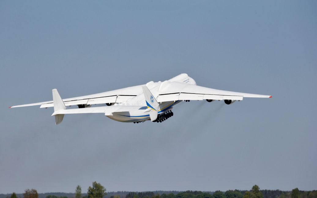 Літак вилетів з аеропорту Гостомеля. / © Reuters