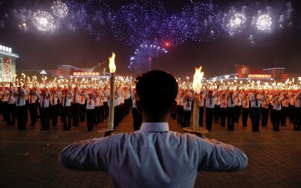 Феєрверки вибухають над учасниками смолоскипної ходи на головній церемоніальній площі столиці КНДР Пхеньяні, на наступний день після того, як правляча Трудова партія Кореї відкрила свій перший з&#039;їзд за останні 36 років. / © Reuters