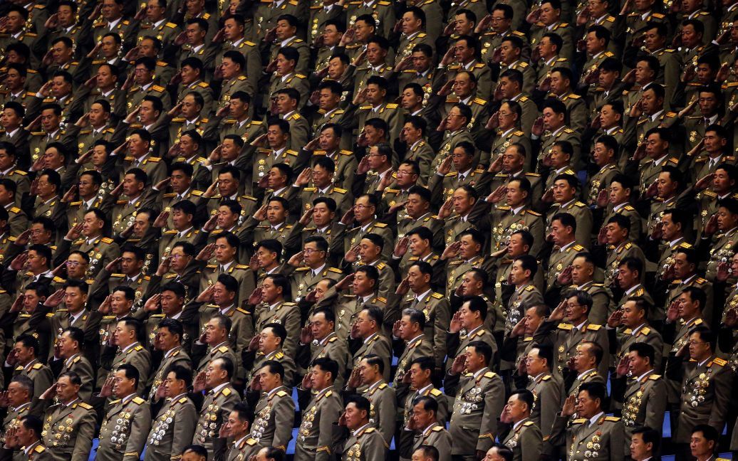 Військові офіцери салютують, коли національний гімн КНДР грає на святковому концерті з нагоди закінчення 7-го з&#039;їзду Трудової партії Кореї у Пхеньяні, Північна Корея. / © Reuters