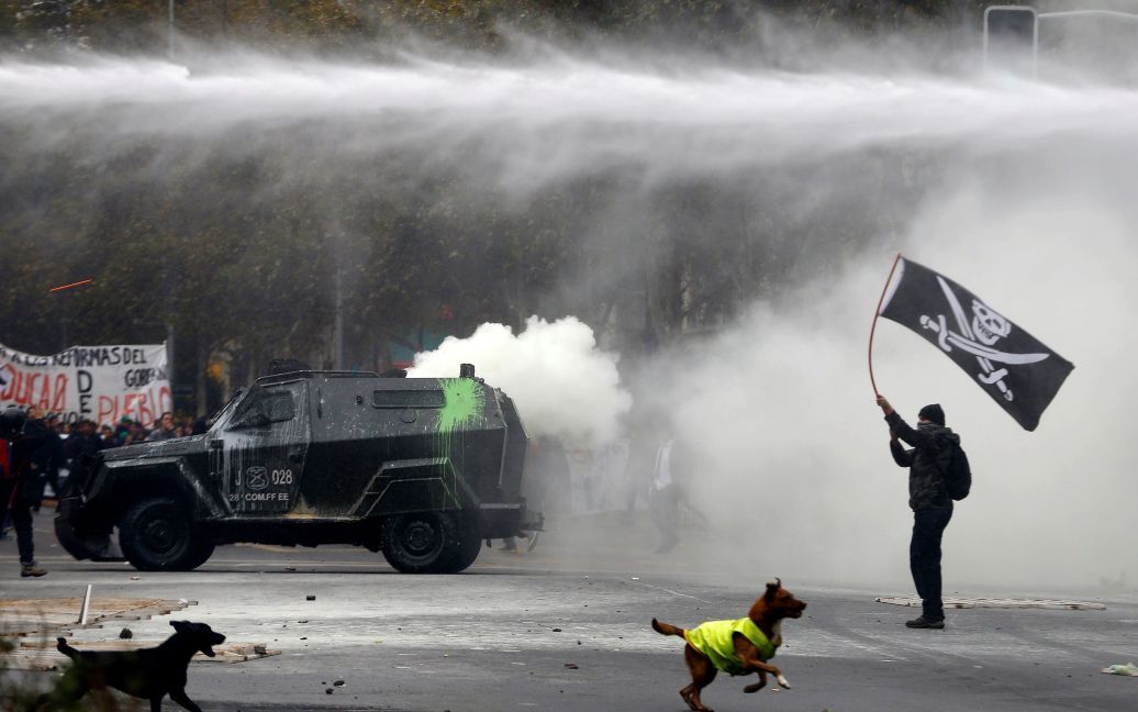 Студент під час зіткнень з поліцією на демонстрації, учасники якої вимагають змін в системі освіти у Чилі. / © Reuters