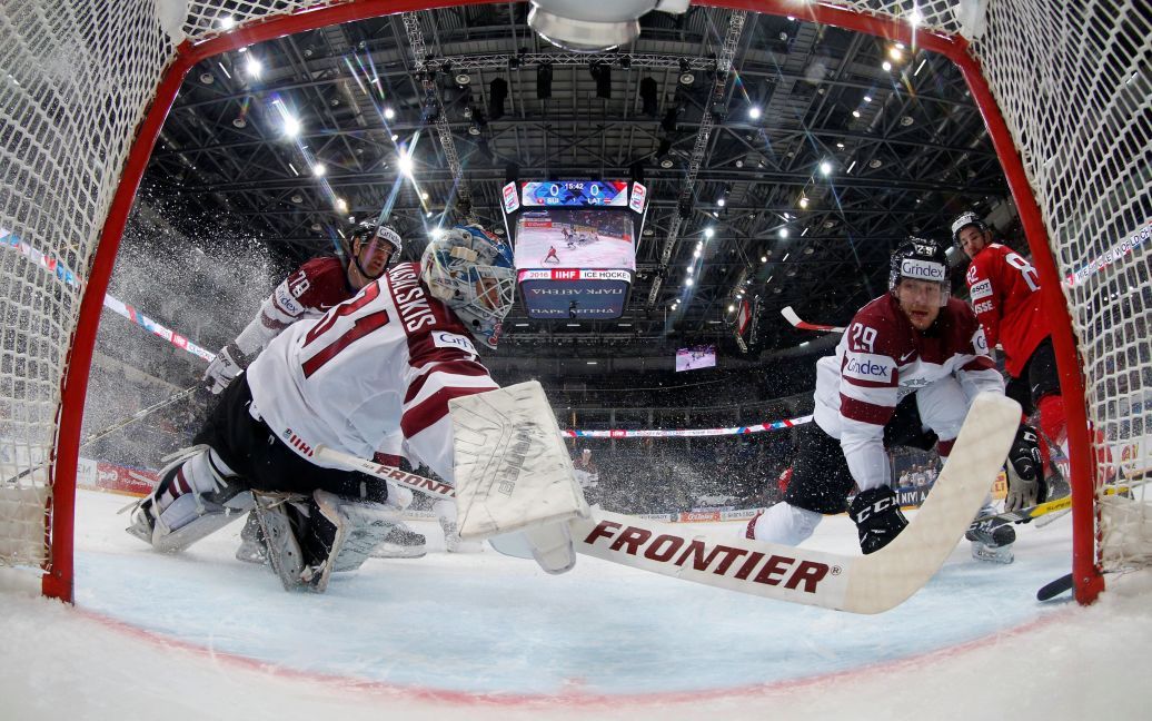 Голкіпер збірної Латвії з хокею рятує ворота у матчі зі збірною Швейцарії. У Росії проходить чемпіонат світу з хокею на льоду. / © Reuters