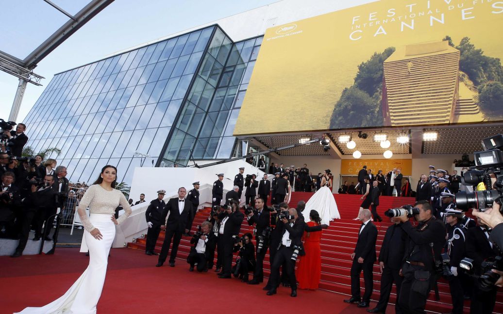 Актриса Єва Лонгорія позує на червоній килимовій доріжці після того, як вона прибула на церемонію відкриття 69-го Каннського кінофестивалю в Каннах, Франція. / © Reuters