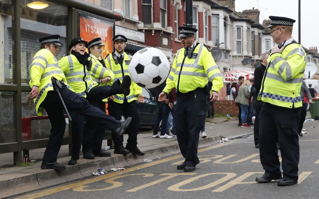 Співробітники поліції грають у футбол перед матчем &ldquo;Вест Хем Юнайтед&rdquo; - &ldquo;Манчестер Юнайтед&rdquo;. Вболівальники &ldquo;Вест Хема&rdquo; закидали автобус гравців &ldquo;МЮ&rdquo;, через що гру перенесли на годину. / © Reuters