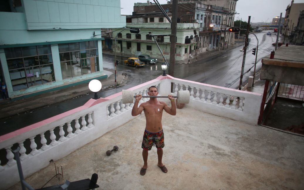 24-річний художник Діан Перальта робить вправи на даху свого будинку в центрі міста Гавана, Куба. / © Reuters
