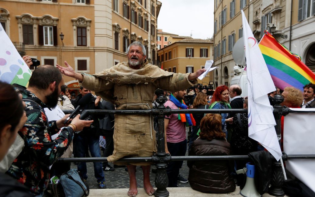 Чоловік протестує перед будівлею парламенту під час остаточного голосування за гейські та позашлюбні цивільні союзи в нижній палаті парламенту Італії. / © Reuters