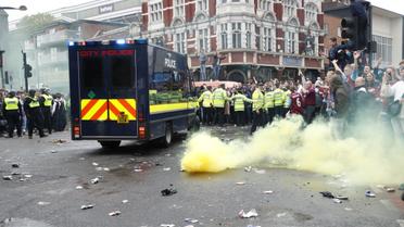 10 мая 2016 год. Лондон. Болельщики "Вест Хэм Юнайтед" забросали бутылками автобус с игроками "Манчестер Юнайтед" перед перенесенным матчем 35-го тура АПЛ. / © Reuters