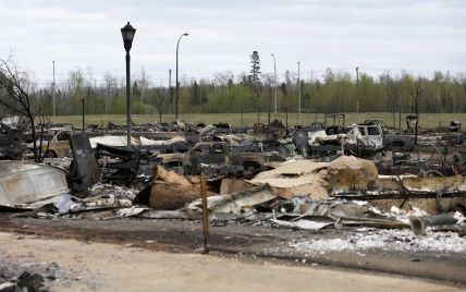 Близько двох тисяч жителів канадського міста не можуть повернутися додому після пекельної пожежі