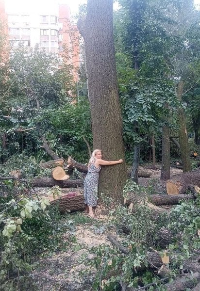 Жінка захищає дерево від вирубки. Фото: Женя Кулеба/Facebook