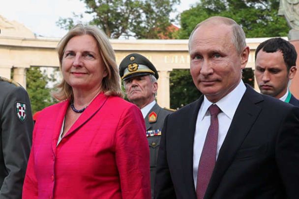 Путін евакуював скандальну ексміністерку Австрії до РФ разом із поні: як тепер живе політикиня