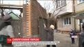 В Чернигове рядом с многоэтажкой возвели 4-метровый забор