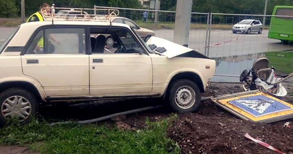 В Харькове автомобиль вылетел на тротуар и насмерть сбил ребенка в коляске