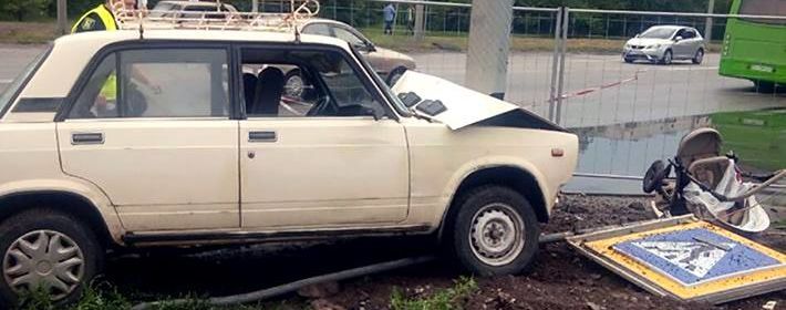 В Харькове автомобиль вылетел на тротуар и насмерть сбил ребенка в коляске